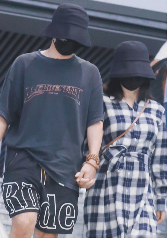 俩人|谢娜的功劳真不小，与老公张杰走机场，俩人戴着情侣帽还牵着手