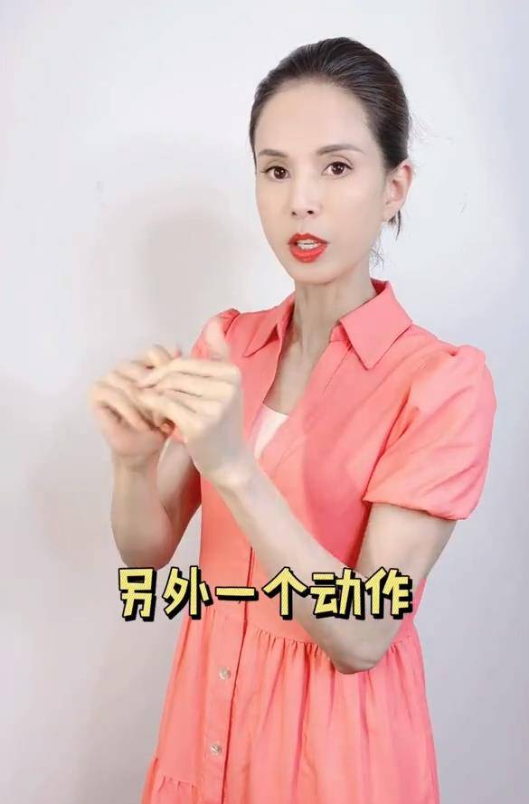 整体|滤镜下李若彤堪称冻龄，55岁穿粉裙也没翻车，但发际线靠后没藏住