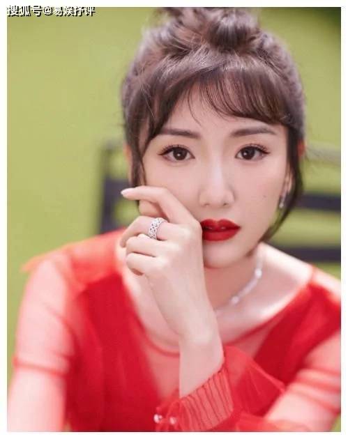 例假|毛晓彤精致美妆的“芭比脸”极具美感,月亮耳饰也显得超级有质感!