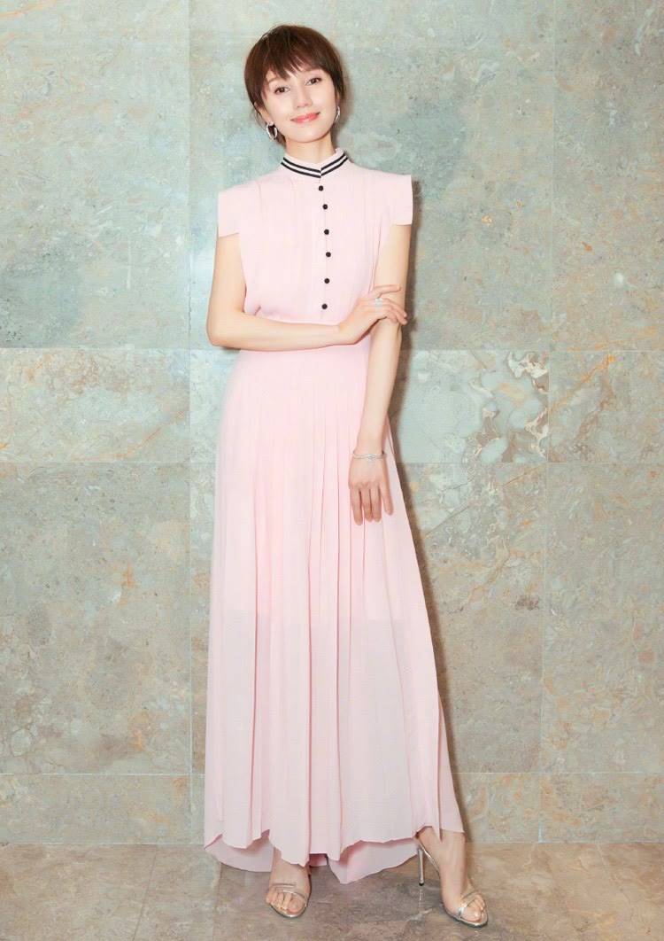设计|袁泉俞飞鸿同穿无袖裙都好美，旁边梅婷却穿高领毛衣，看不懂季节