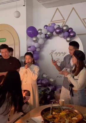 满是|李小萌庆生“四口之家”罕同框，孕肚凸显，王雷为妻儿拍照超宠溺