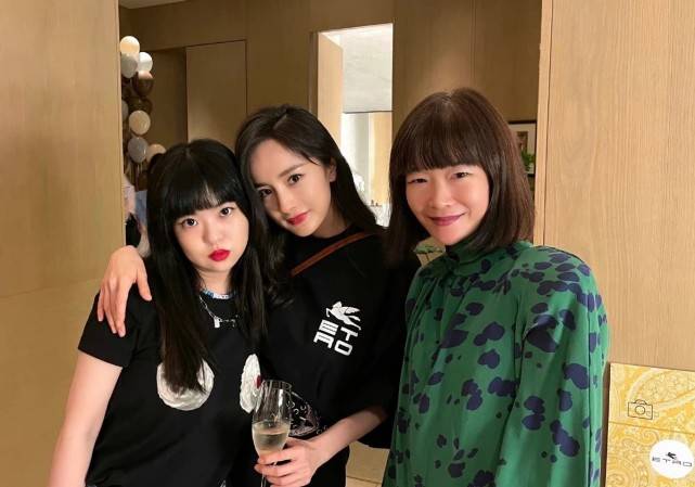 超短裙|杨幂生日会来头不小！顶奢大牌是主办方，她穿一身黑依旧美成焦点