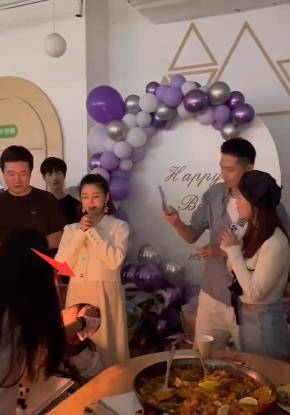 满是|李小萌庆生“四口之家”罕同框，孕肚凸显，王雷为妻儿拍照超宠溺