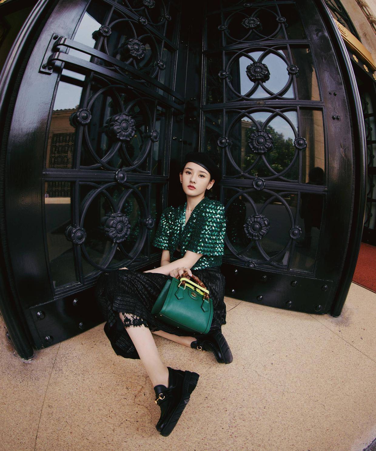 短裙|宋祖儿秋季穿搭真好看，卫衣搭配百褶裙走机场，少女感扑面而来