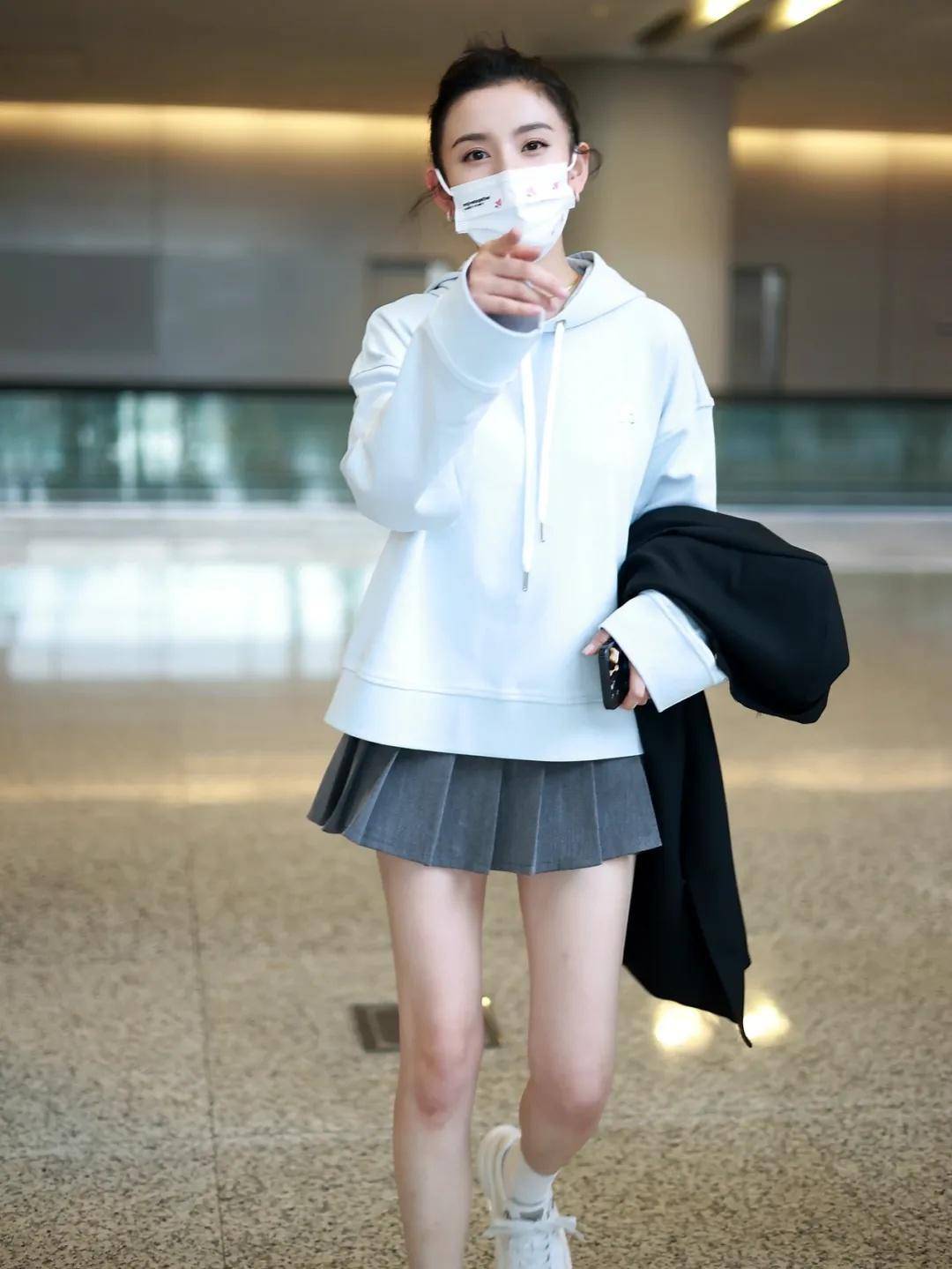 短裙|宋祖儿秋季穿搭真好看，卫衣搭配百褶裙走机场，少女感扑面而来