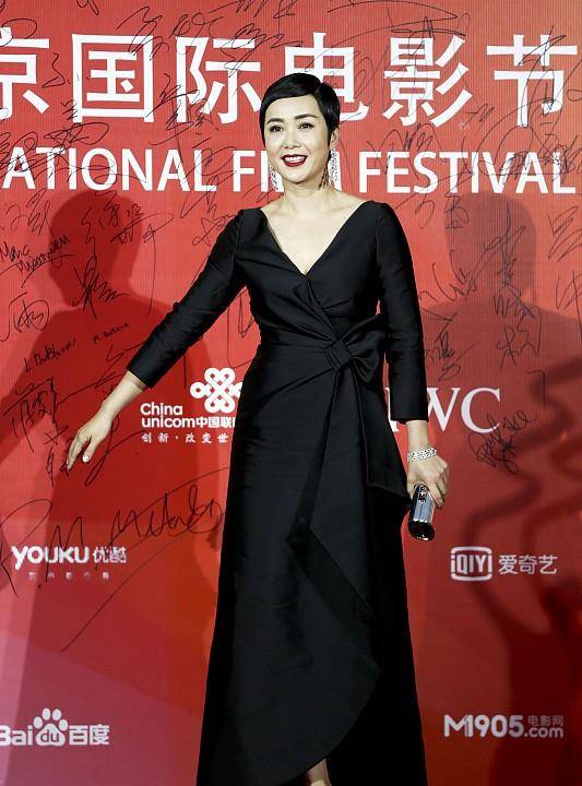 田海蓉|田海蓉妆容有点浓了，穿礼服看着和蒋雯丽差不多大，不像小了10岁