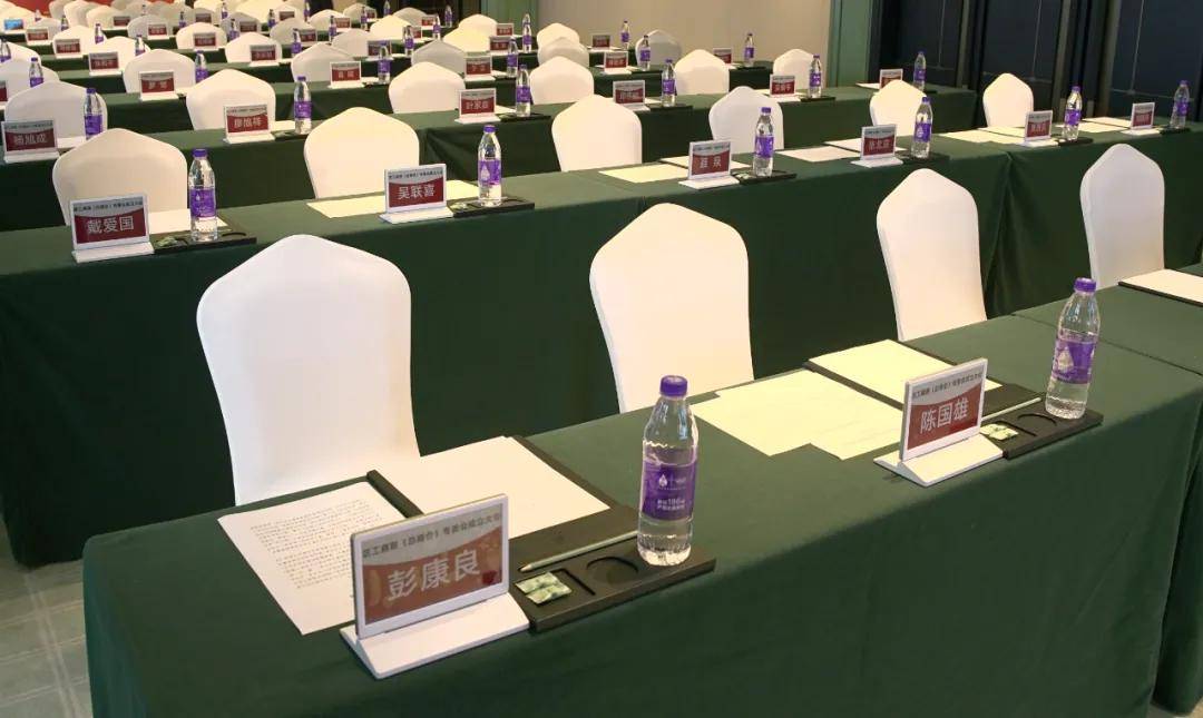 会议现场的云里物里数字双面会议桌牌及配套设备也被悉数回收,其快速