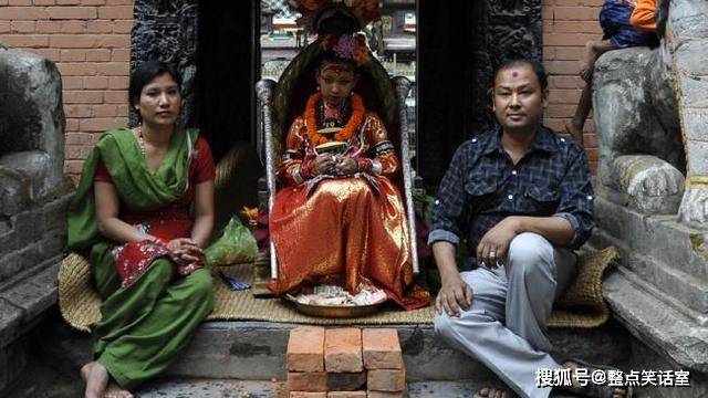 原创尼泊尔活女神百姓跪拜小女孩祈求平安发财