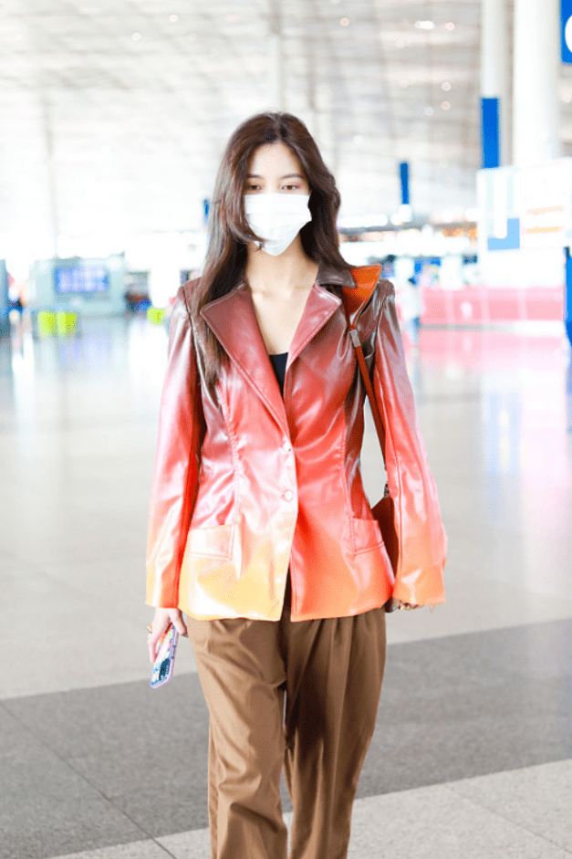 黑色|宋妍霏的气场也不容小觑,穿西装都跟别人不一样,渐变色太抢镜