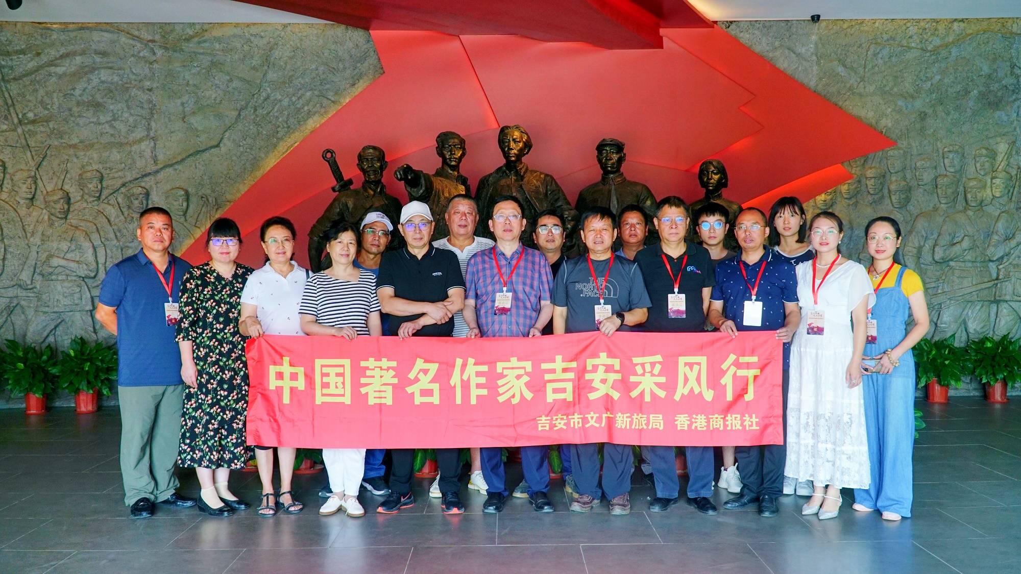 采风团在东固革命根据地纪念馆合影岁月沉淀下的国与家东固革命根据地