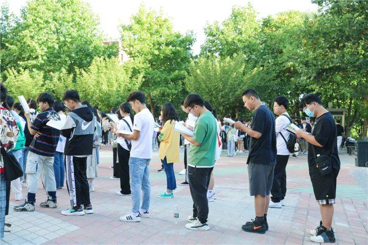 万人|阳光不燥，读书正好 !西安翻译学院学子共赴“万人晨读”！