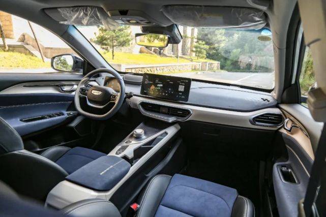 内饰上,老款几何 a 配色比较素,不管是方向盘还是中控台亦或者是座椅