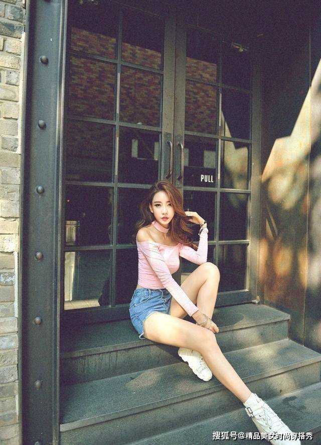 小白|粉色的一字肩上衣甜美减龄，搭配牛仔短裤更是少女范十足