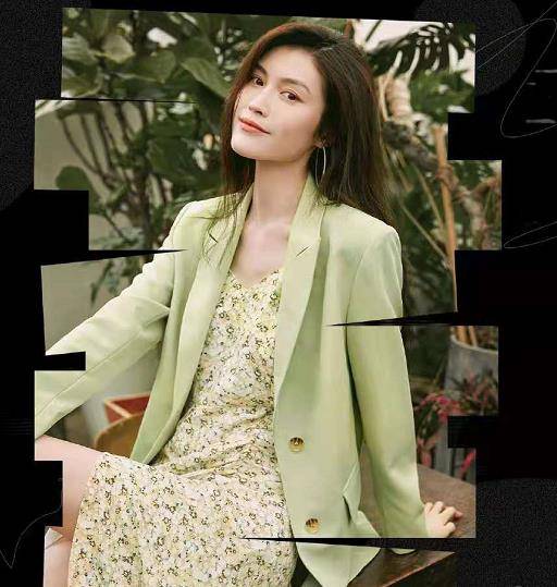 钟懿|钟镇涛17岁女儿穿衣好大胆！深v吊带碎花裙配大波浪，酒窝笑超甜