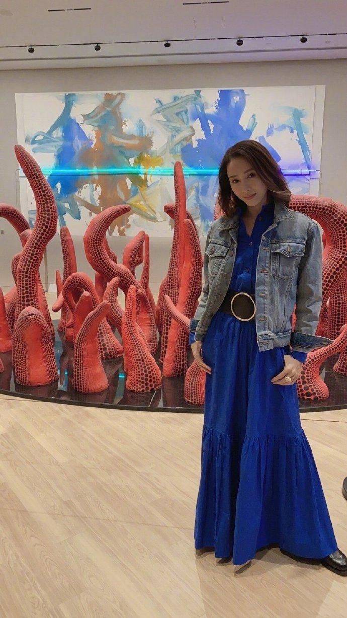 颜色|黎姿穿泳装自拍，还有直角肩少女腿，快50岁的老奶奶还这么漂亮！