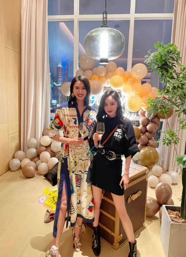超短裙|杨幂生日会来头不小！顶奢大牌是主办方，她穿一身黑依旧美成焦点