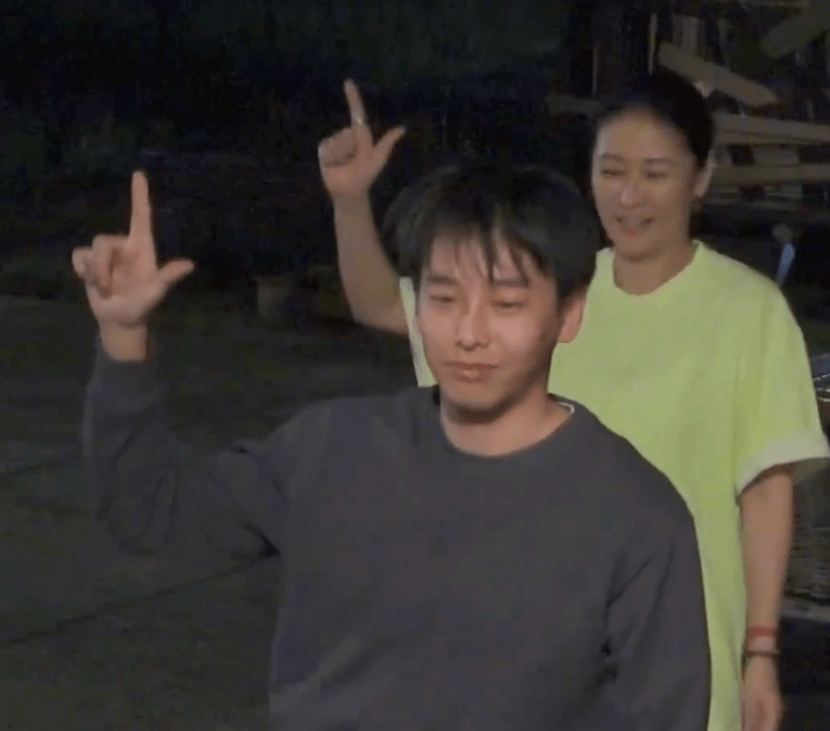 对比|张艺兴蘑菇屋大秀舞技，却意外与彭昱畅形成对比，彭彭太难了