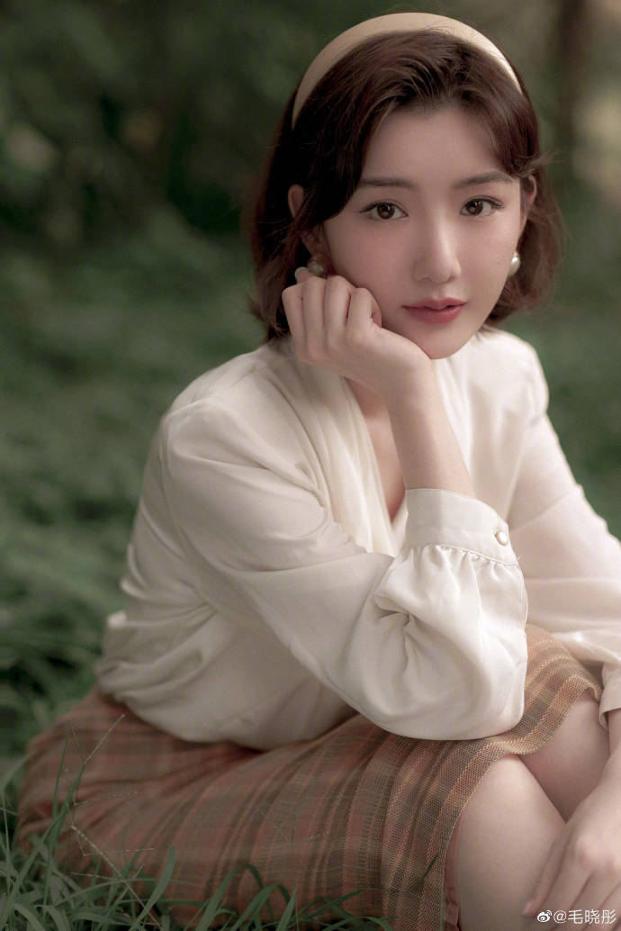 念高中|毛晓彤的复古风穿搭，行走的时尚风，说不定你也适合