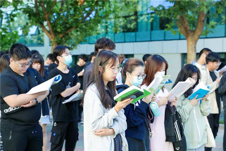 万人|阳光不燥，读书正好 !西安翻译学院学子共赴“万人晨读”！