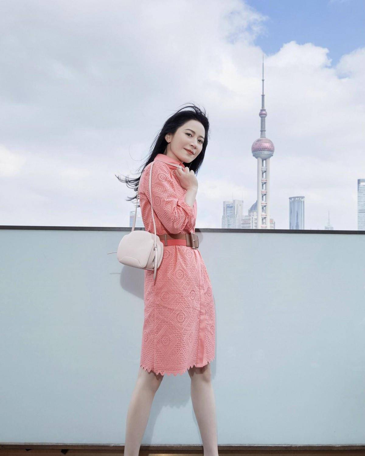 美得|这可能是我见过的最体面的50岁女人：不装嫩不显老，美得优雅气质