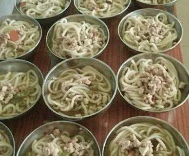 家长|幼儿园每月学费1800，老师群里发孩子吃饭照片，家长看后“怒”了