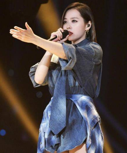 领带|张靓颖太适合穿衬衫了，叠穿两件衬衫高级感满满，跟时尚博主一样