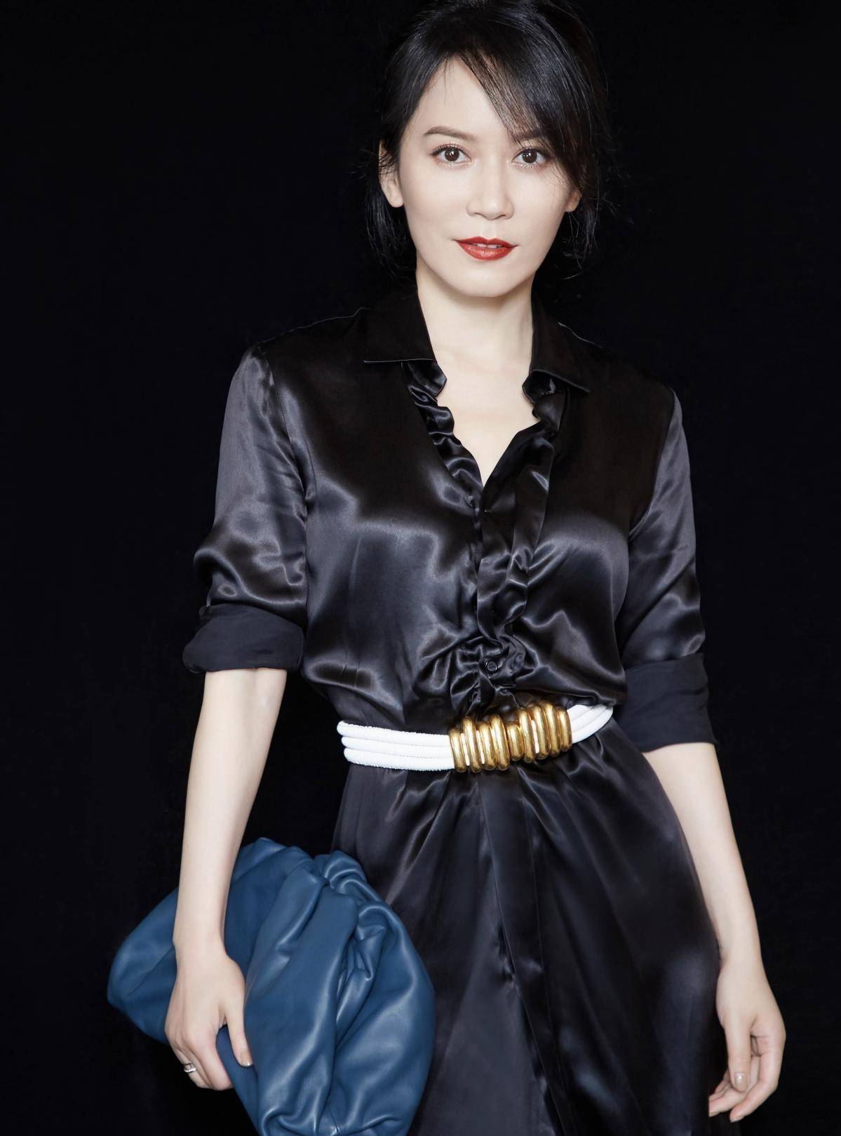 美得|这可能是我见过的最体面的50岁女人：不装嫩不显老，美得优雅气质