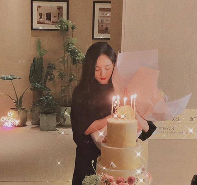 杨幂|35岁杨幂豪华酒店庆生!穿1万尖头靴闺蜜团作陪,4层大蛋糕太阔卓