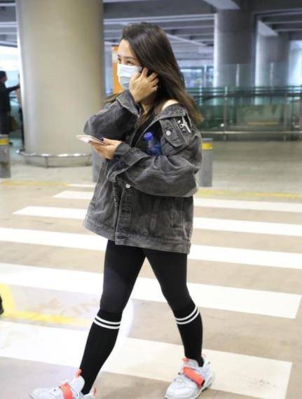 视觉|何洁瘦下来也太好看了，全黑穿搭素颜出门，和男友机场甜蜜秀恩爱