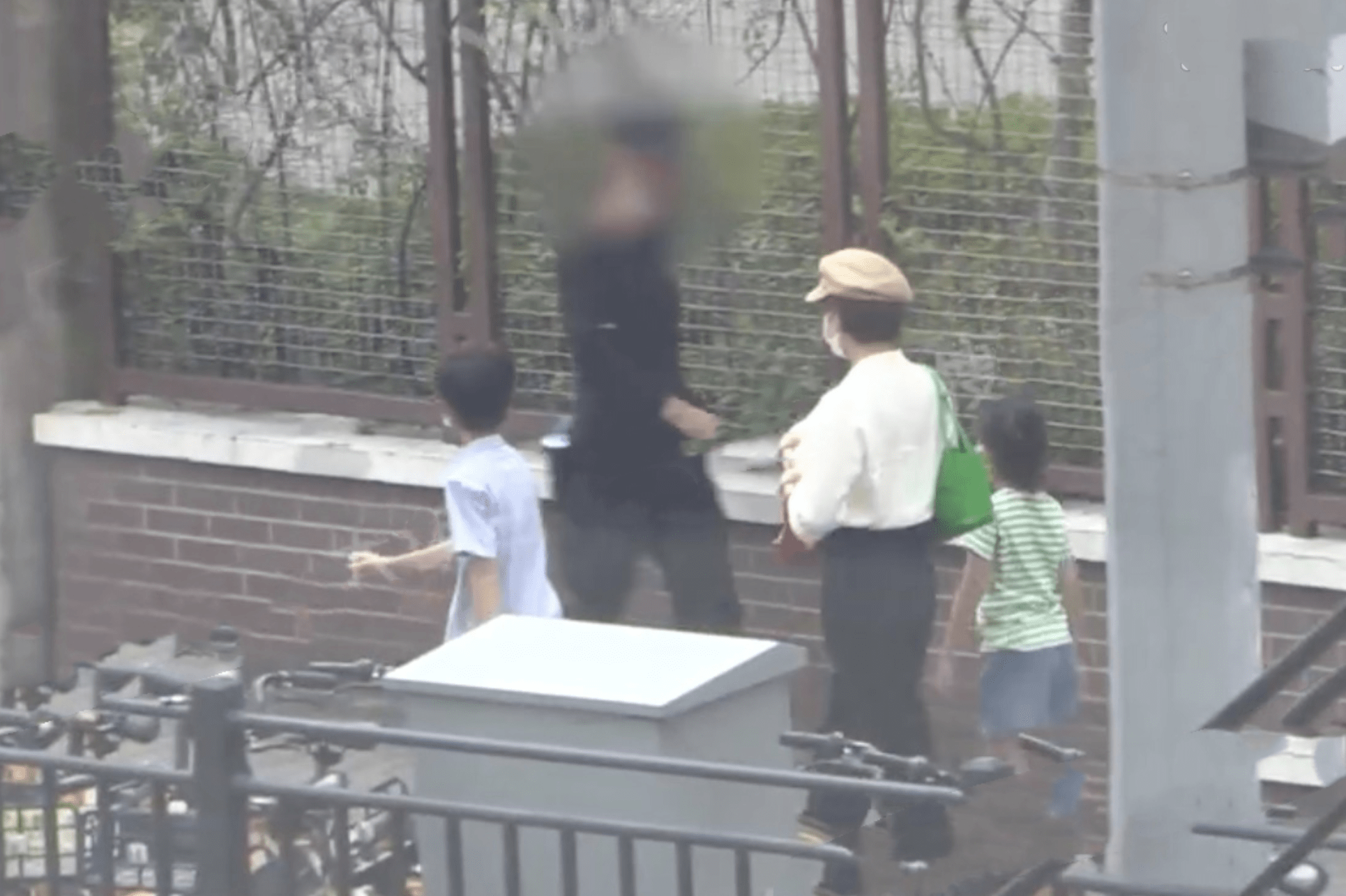 时尚|孙俪接儿女放学，戴贝雷帽穿搭时尚，等等高冷小花蹦蹦跳跳很活泼