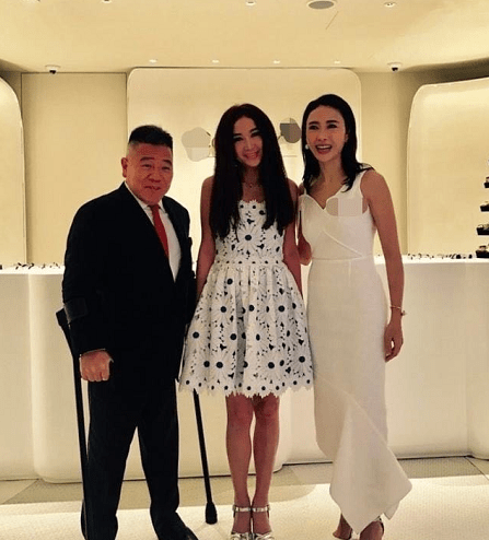 颜色|黎姿穿泳装自拍，还有直角肩少女腿，快50岁的老奶奶还这么漂亮！