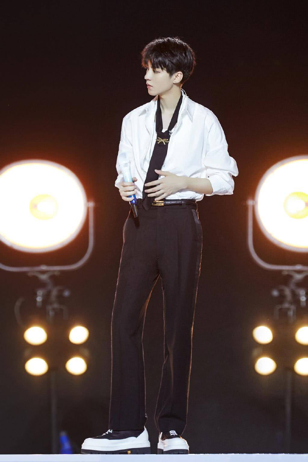 女友|妈妈粉要变女友粉了！王俊凯解开白衬衫配黑色领带，尽显成熟魅力