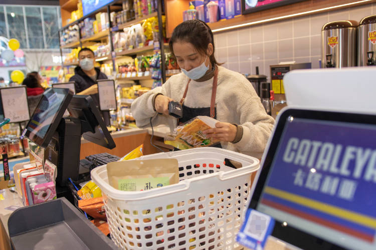 套路|选址用点套路，让卡塔利亚进口零食商超人山人海