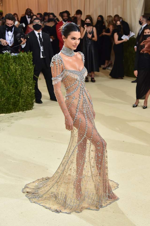 达尔·詹娜|肯豆致敬赫本闪耀Met Gala，金·卡戴珊与侃爷全黑造型让人迷惑