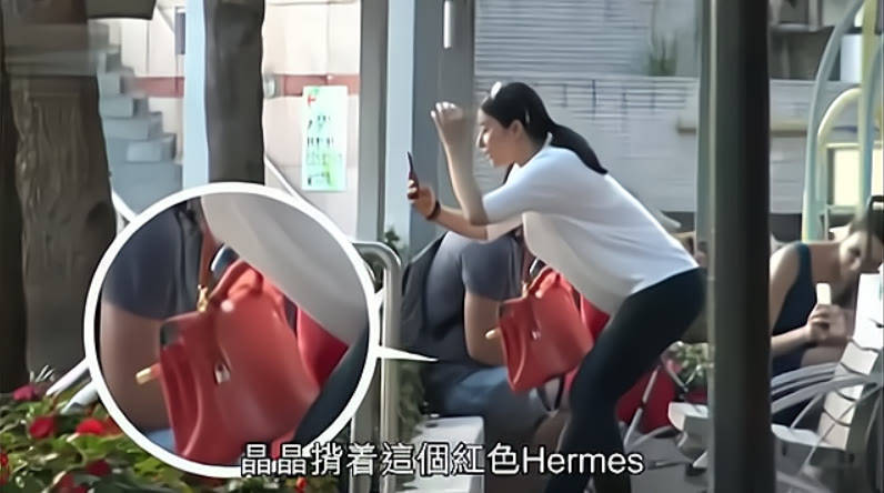 郭晶晶|郭晶晶难得背15万爱马仕出门，走路样子像遛弯阿姨，真没阔太架子