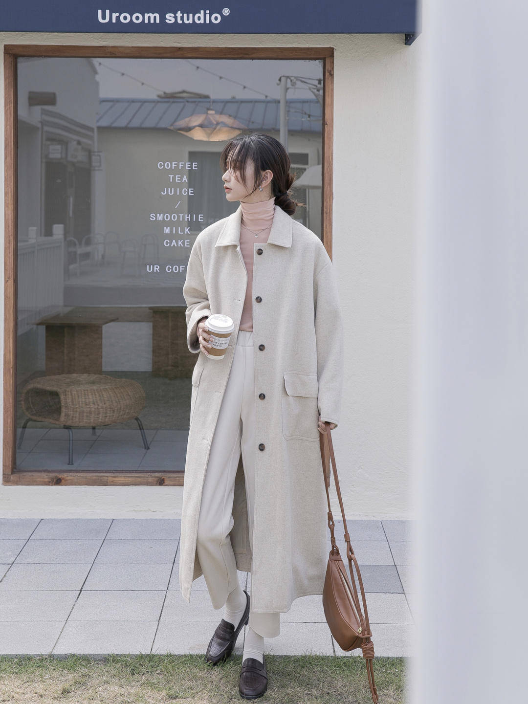 面料|职场法式穿搭指南，大u领针织衫+半身裙，穿起来气质又性感