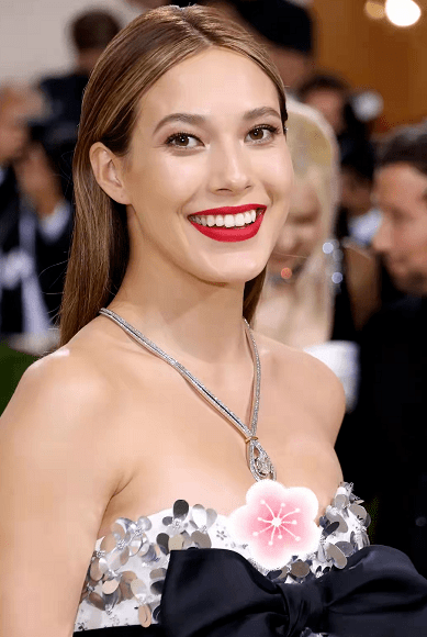 卡戴珊|红毯比美!谷爱凌海莉同穿深v裙秀性感,卡戴珊全身裹黑布抢风头