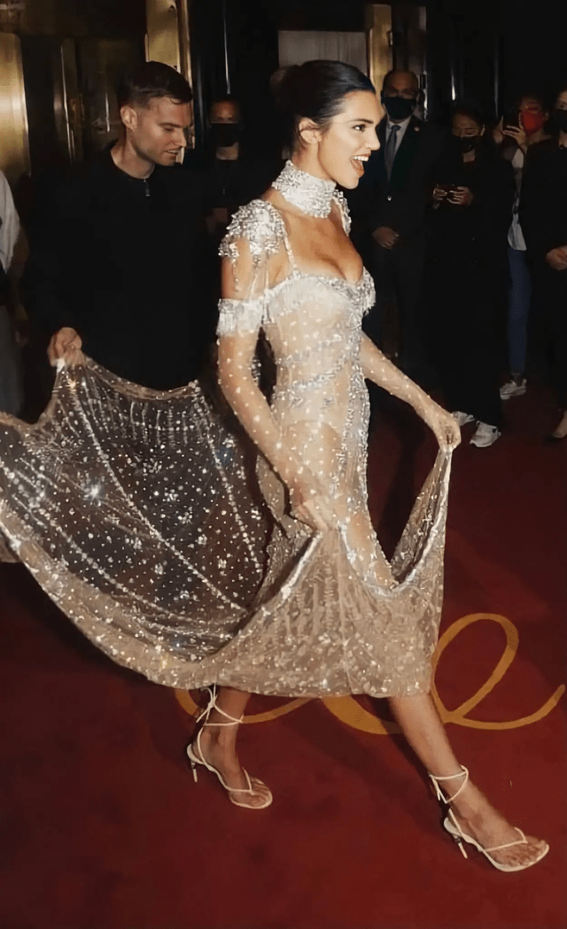 达尔·詹娜|肯豆致敬赫本闪耀Met Gala，金·卡戴珊与侃爷全黑造型让人迷惑