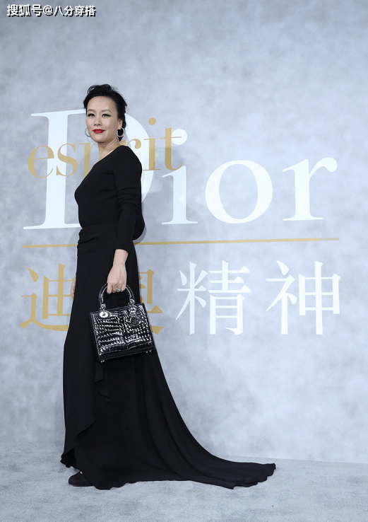 一身|邬君梅越老越有韵味,一袭黑色连衣裙端庄优雅,气场全开真惹眼