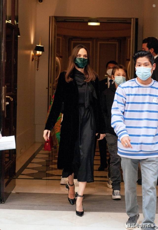 骨感美女|安吉丽娜朱莉又来刷街了!风衣搭配连衣裙,真得又美又优雅