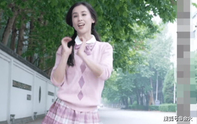 时间|38岁黄圣依动感打碟！穿蕾丝裙戴墨镜好酷炫，汤勺扣在耳朵太霸气