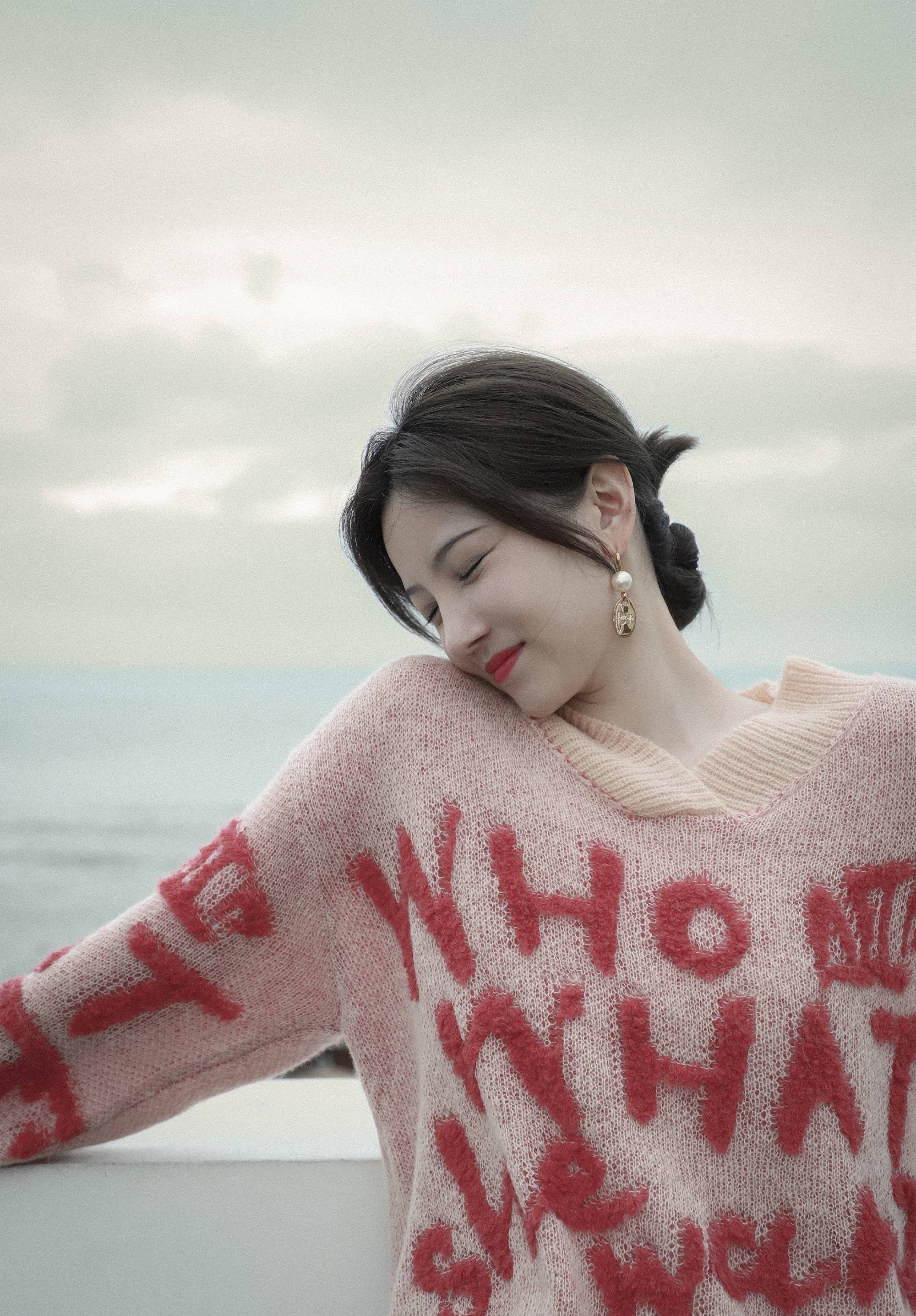 陈小纭晒海边写真大片香肩半露对镜比耶十分可人