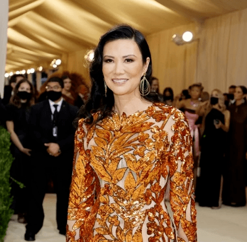 设计|52岁邓文迪才是红毯王者！穿奢华礼服尽显名媛范，涂裸色口红都美