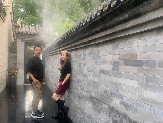 贝雷帽|黎耀祥邓萃雯罕见同框，“九姑娘”穿开衫戴贝雷帽，成熟曲线抢镜