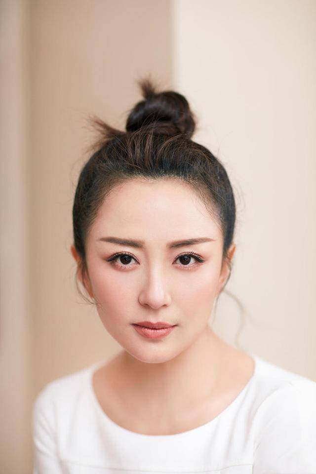 显示|杨童舒气质好极了,穿白色连衣裙优雅温柔,满脸胶原蛋白太显嫩