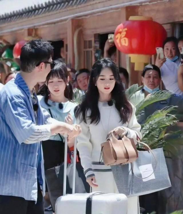 写真照|赵丽颖生娃后“二次发育”，写真照像18岁少女，网友：羡慕