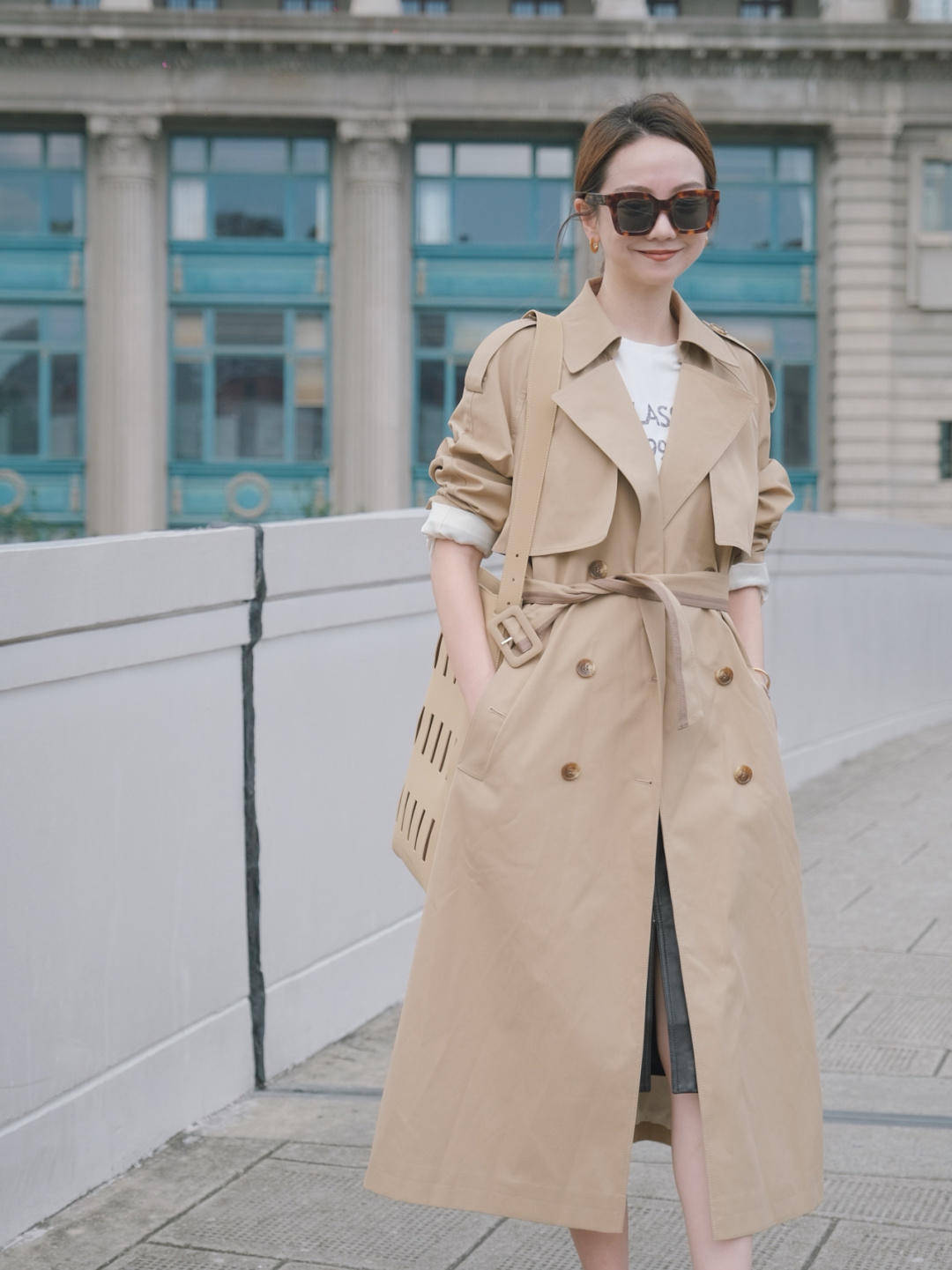 面料|职场法式穿搭指南，大u领针织衫+半身裙，穿起来气质又性感