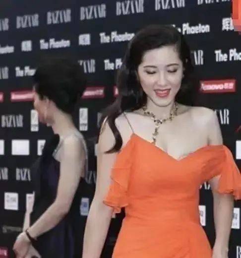 长发|曾黎穿橘色单肩长裙秀事业线!雪肤玉貌太性感迷人