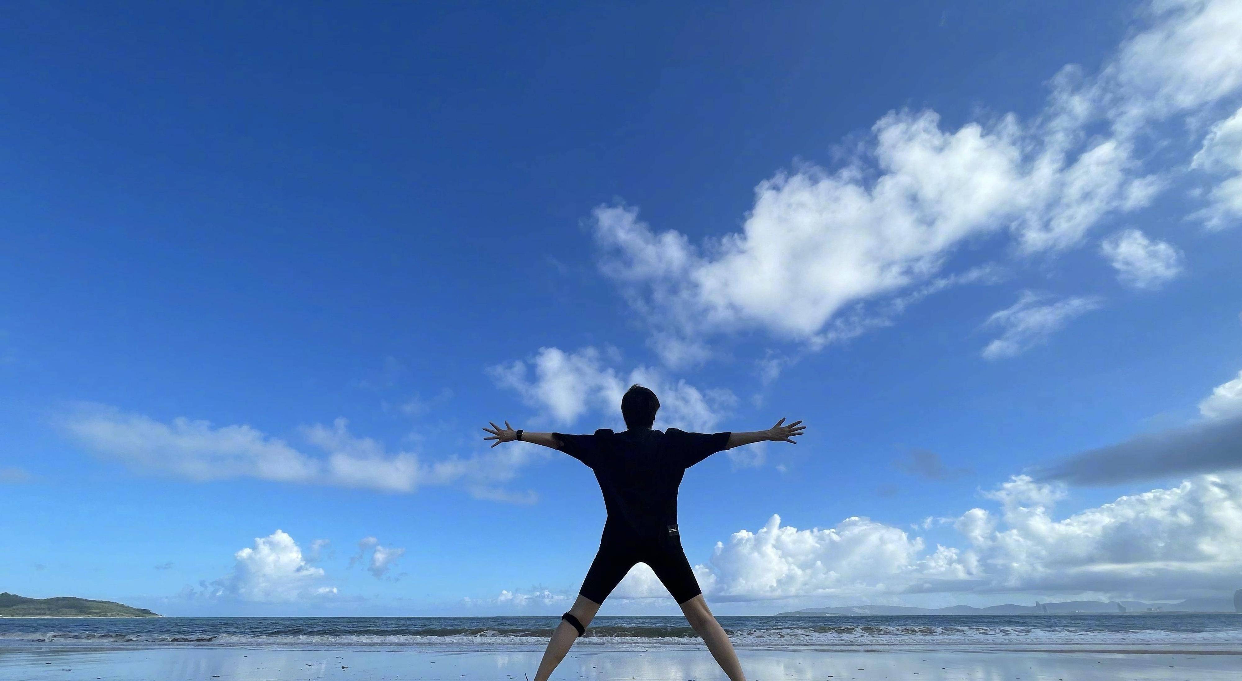 舞台|李宇春最新舞台演出造型，全套黑色造型简约，也掩饰不了内在气质