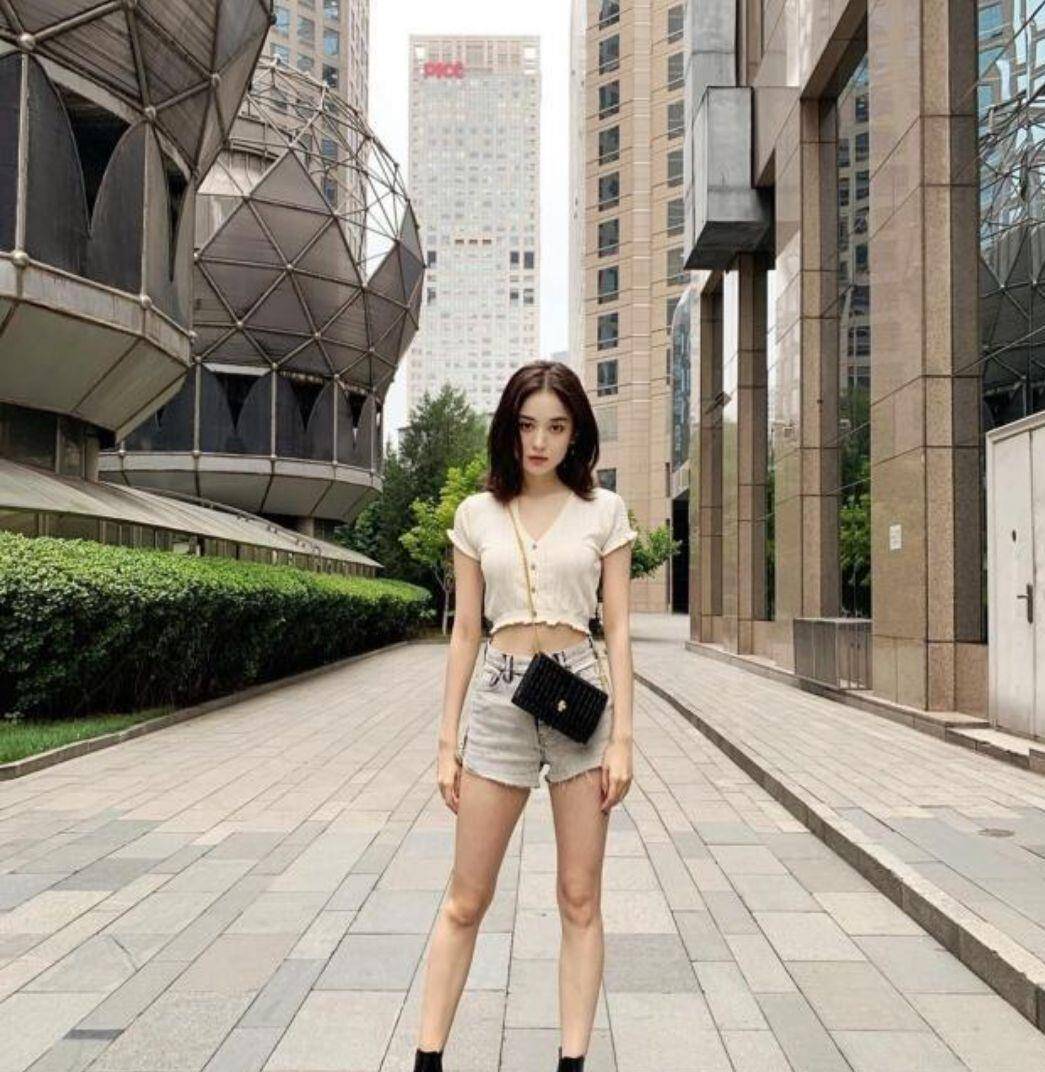 身材|古力娜扎晒街拍照，172身高配短裤秀长腿，越来越有“网红”味了